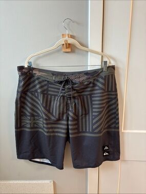 Quiksilver Men's Geometric/ Camo Print Board Shorts Swimsuit - size 38